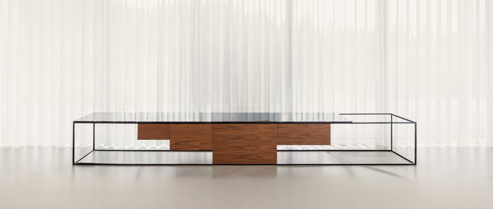 Móvel de autor diante de cortinas claras