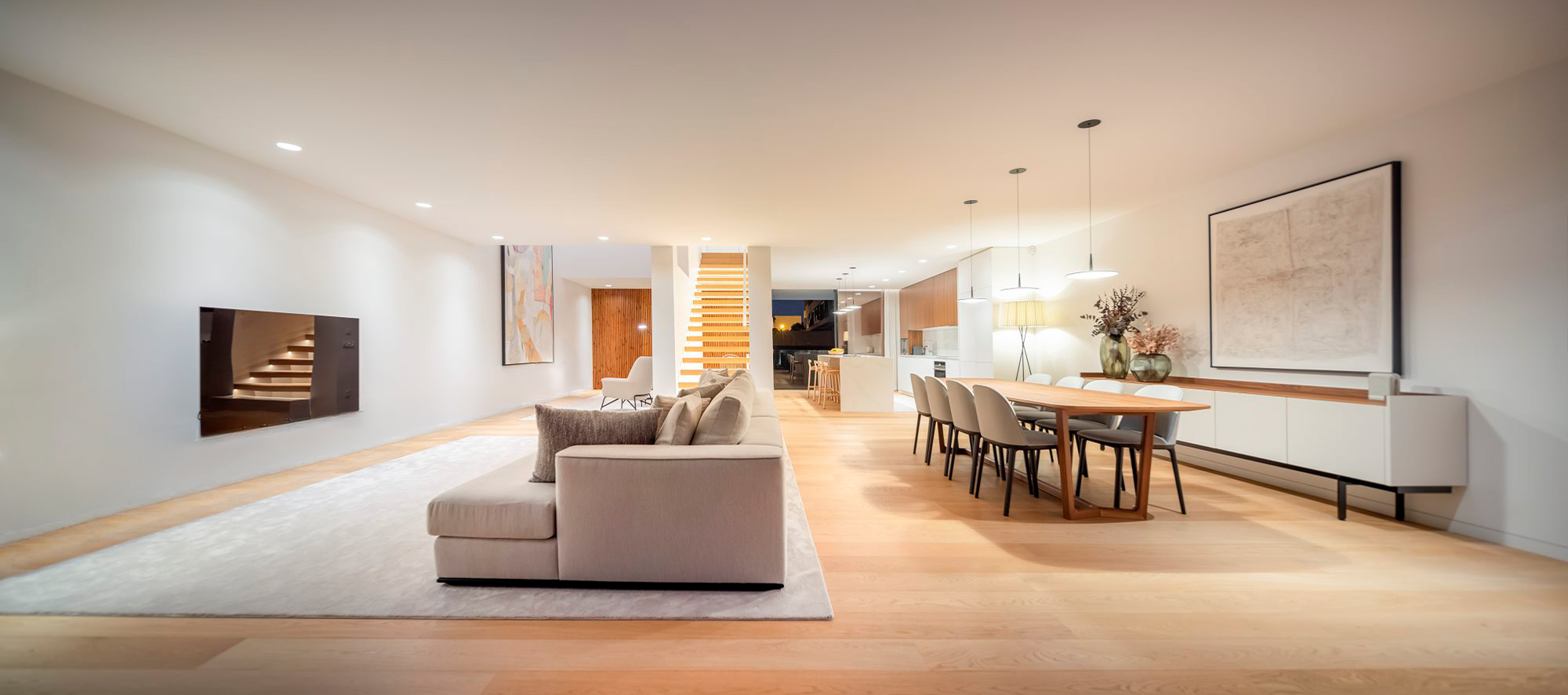 Interior contemporâneo com mobiliário Bairro Design